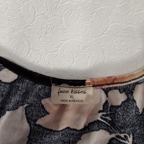 Free Kisses Tank Top Blouse Size XL - Picture 6 of 6